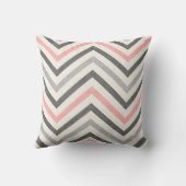 Grijs Wit en Baby Roze Chevron Patroon Kussen (Achterkant)