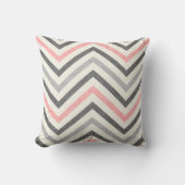Grijs wit en Baby Roze Chevron Pattern Kussen (Voorkant)