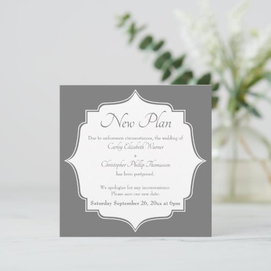 Grijs Wit Nieuwe Datum Uitgestelde Bruiloft Aankon Kaart (Staand voorkant)