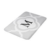 Grijs & Wit Quatrefoil Patroon met Monogram Badmat (Gekanteld)