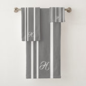 Grijs & Wit Streepjespatroon Monogram Bad Handdoek (Insitu)