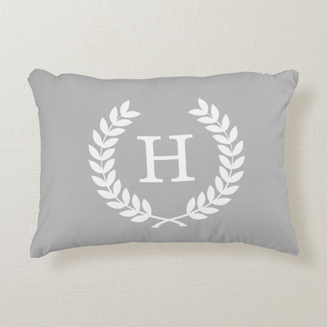 Grijs Wit Tarwe Laurier Krans Initiaal Monogram Decoratief Kussen (Voorkant)