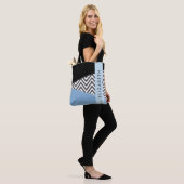 Grijs zigzag, Grijs Chevron, Blauw, Jouw naam Tote Bag (Op model)