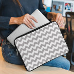 Grijs zigzag, Grijs Chevron, Geometrisch Patroon Laptop Sleeve<br><div class="desc">Elegant,  stijlvol en verfijnd zigzagpatroon (chevron) in grijze en witte kleur. Moderne en trendy cadeau,  perfect voor de zigzag-minnaar in je leven.</div>