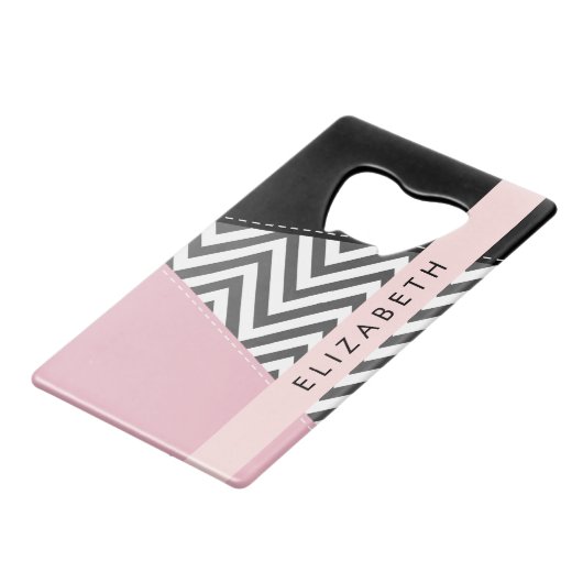 Grijs zigzag, Grijs Chevron, Roze, Jouw naam Creditkaart Flessenopener (Achterkant Gekanteld)
