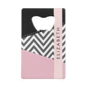 Grijs zigzag, Grijs Chevron, Roze, Jouw naam Creditkaart Flessenopener (Achterkant)