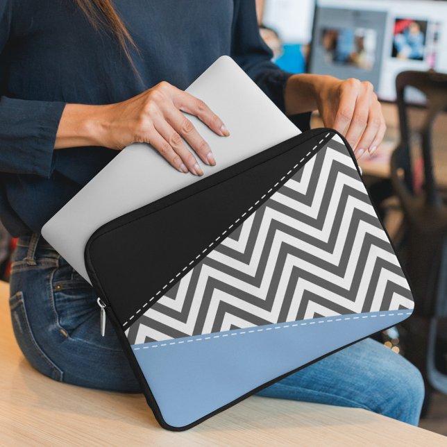 Grijs zigzag, Grijs Chevron, Zigzag Pattern, Blauw Laptop Sleeve (Creator heeft geüpload)