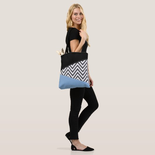 Grijs zigzag, Grijs Chevron, Zigzag Pattern, Blauw Tote Bag (Op model)