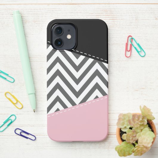 Grijs zigzag, Grijze Chevron, Zigzag Pattern, Roze iPhone Hoesje (Op bureau)