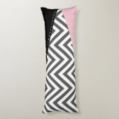 Grijs zigzag, Grijze Chevron, Zigzag Pattern, Roze Lichaamskussen (Achterkant (Verticaal))