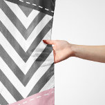 Grijs zigzag, Grijze Chevron, Zigzag Pattern, Roze Sjaal<br><div class="desc">Elegant,  stijlvol en verfijnd zigzag-patroon (chevron) in grijze en witte kleur met roze en zwarte kleurschakeringen. Moderne en trendy cadeau,  perfect voor de zigzag-minnaar in je leven.</div>