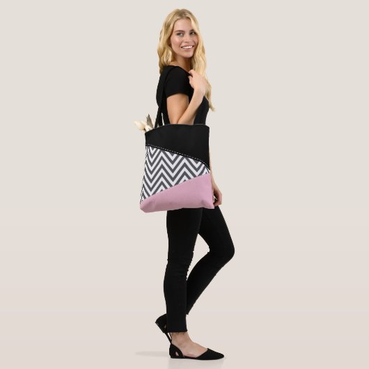 Grijs zigzag, Grijze Chevron, Zigzag Pattern, Roze Tote Bag (Op model)