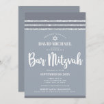 Grijs Zilveren Bar Mitzvah Tallit Eenvoudig Modern Kaart<br><div class="desc">Wees trots, blij en toon deze mijlpaal van je favoriete Bar Mitzvah! Verstuur deze coole, unieke, moderne, gepersonaliseerde uitnodiging voor een evenement om het te herinneren. Vet, wit script typografie, Ster van David en een zacht grijs en zilver glitter gestript, geïnspireerd grafisch bedekken een eenvoudige, lichtere zachte grijze achtergrond. Pas...</div>