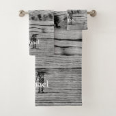  grijs zwart gebrand hout Monogram Bad Handdoek (Insitu)