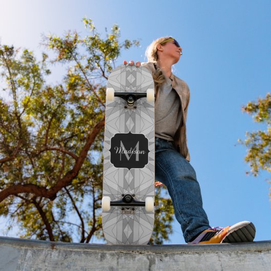 Grijs zwart wit Mozaïek Driehoek Patroon Monogram Persoonlijk Skateboard (Buiten 1)