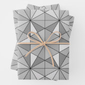 grijs zwart wit mozaïekdriehoekspatroon inpakpapier vel (In situ)