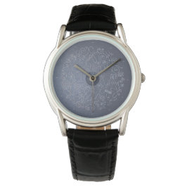 grijsachtige achtergrond en zilveren draad ornamen horloge