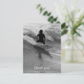 Grijsgetinte surfers op de golven briefkaart (Staand voorkant)