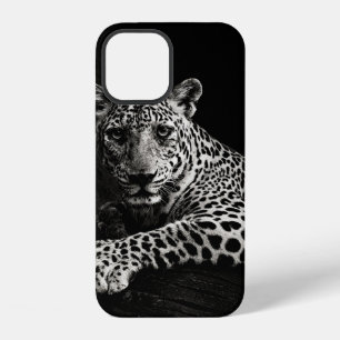 GRIJSSCHAAL FOTO VAN LIGGENDE LUIPAARD iPhone 12 HOESJE
