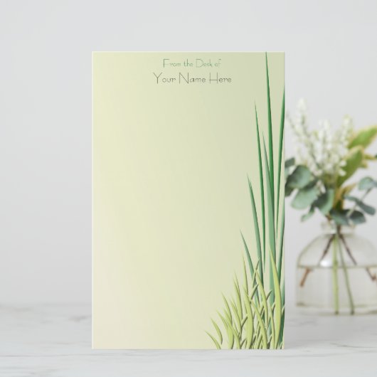 Grijsschaduw over groene grasgrens briefpapier (Staand voorkant)