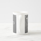 Grijze achtergrond porselein kop (Achterkant)