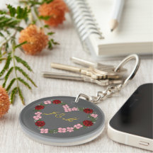 Grijze acryl sleutelhanger met roze hart en