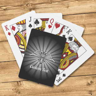 Grijze arend met twee koppen die kaarten spelen