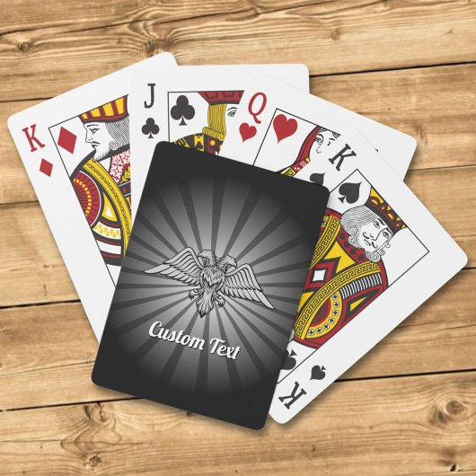 Grijze arend met twee koppen die kaarten spelen