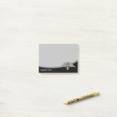 Grijze arend met twee koppen post-it® notes (Op bureau)