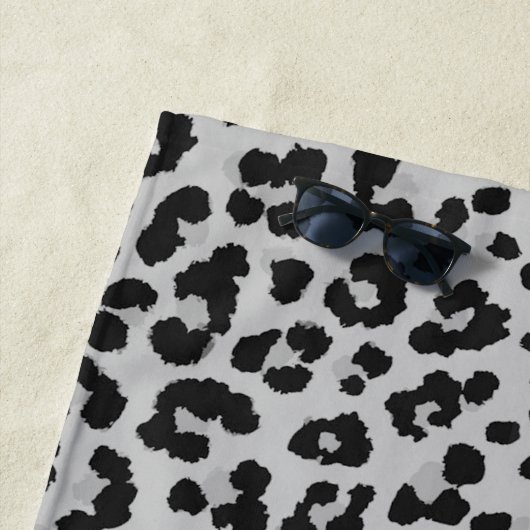 Grijze Ash Leopard Cheetah Dier Print Patroon Strandlaken (In situ)