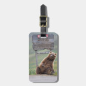 Grijze beer speelt met bord bagagelabel (Voorkant verticaal)