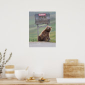 Grijze beer speelt met bord poster (Keuken)