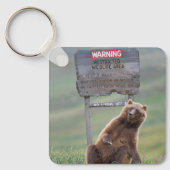 Grijze beer speelt met bord sleutelhanger (Voorkant)