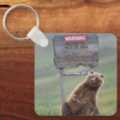 Grijze beer speelt met bord sleutelhanger (Voorkant)