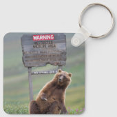Grijze beer speelt met bord sleutelhanger (Achterkant)