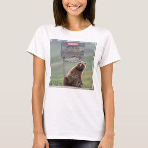 Grijze beer speelt met bord t-shirt