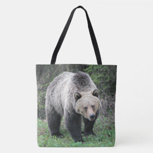Grijze beer staat in bosontginning tote bag