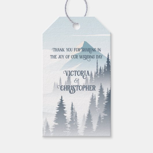 Grijze berg mist bos wildernis winter bruiloft cadeaulabel (Voorkant)