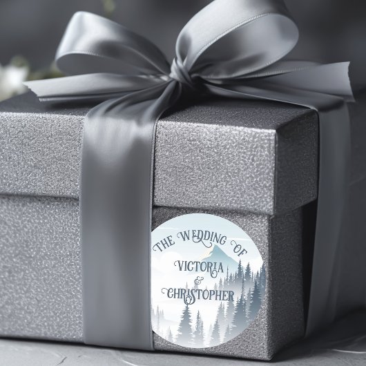 Grijze berg mist bos wildernis winter bruiloft ronde sticker