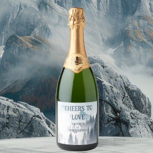 Grijze berg mist bos wildernis winter bruiloft sparkling wijnetiket
