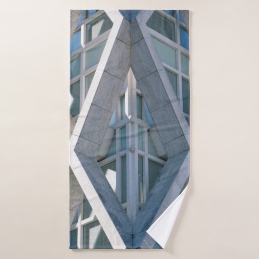 Grijze betonbouw overdag badhanddoek (Badhanddoek)