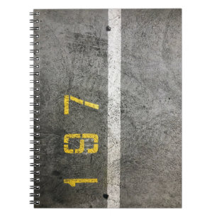 Grijze betonvloer met 197 bedrukte plaat notitieboek