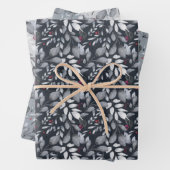 Grijze bladeren en rode bessen die papierbladen ov inpakpapier vel (In situ)