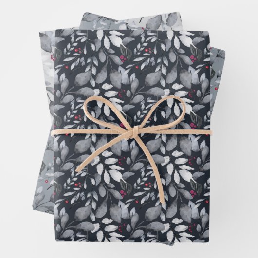 Grijze bladeren en rode bessen die papierbladen ov inpakpapier vel (In situ)