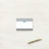Grijze blauwe kazen met aangepast monogram post-it® notes (Op bureau)