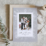Grijze  Botanische Lijst Kerstavond Feestdagen Kaart<br><div class="desc">Vrolijk kerstfeest! Verstuur kerstcadeautjes met deze  kerstkaart. Het bevat  lijnkunst van speldeneconen,  dennennaalden en hollies met een grijze achtergrond. Personaliseer door uw foto,  namen,  jaar en bericht toe te voegen. Deze klassieke kerstfotokaart is in andere kleuren beschikbaar. Overeenkomende objecten zijn beschikbaar.</div>
