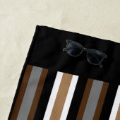 Grijze, bruine en zwarte strepen met naam strandlaken (In situ)