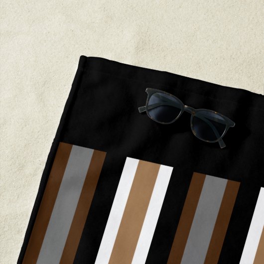 Grijze, bruine en zwarte strepen met naam strandlaken (In situ)