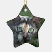 Grijze bruine kat met groene ogen keramisch ornament (Links)