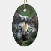 Grijze bruine kat met groene ogen keramisch ornament (Links)